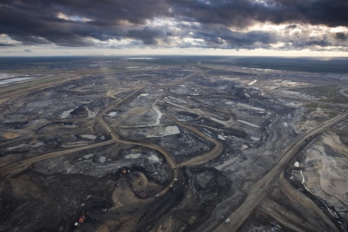 (Tar sands mine in Alberta credit: Peter Essick/National Geographic)