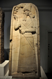 Assyrian_king_Shamshi-Adad_V_from_the_temple_of_Nabu_at_Nimrud,_Mesopotamia.