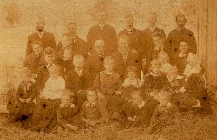 Henry and Johanetta, second row, center right, with some of Hnery's children and grandchildren