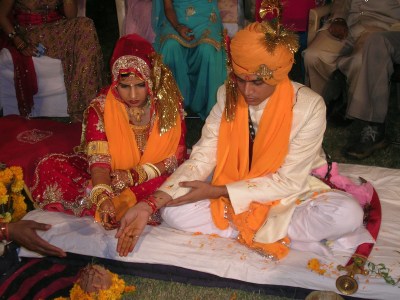 Hindu_marriage_ceremony_offering
