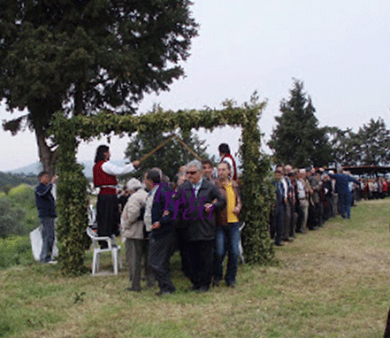 Kangeleftos dance in Ierissós, Greece (public domain)
