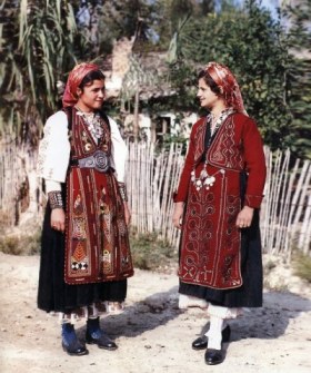 Greek Vlach women in traditional costume, aprons embroidered with ancient symbols of the Tree of Life (photo: public domain)