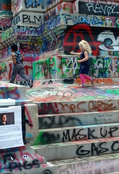 Two children playing on Robert E. Lee’s statue